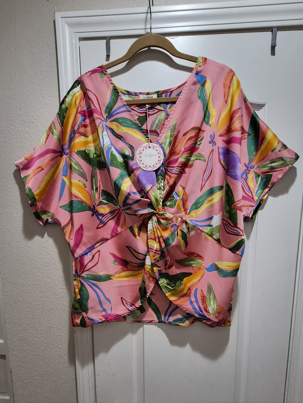 Umgee Pink Tropical Floral Twist Front Blouse Size Large NWT